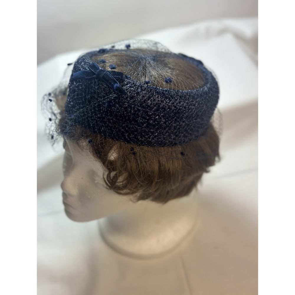 Union Made Women's Navy Hat With Netting on the open top/side. Union Made 1950's - Picture 9 of 12